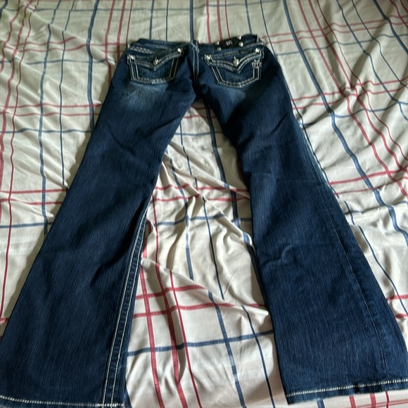 Miss Me 28,low rise bell bottom style.Small snag, can probably be pulled out.GUC - Picture 8 of 8